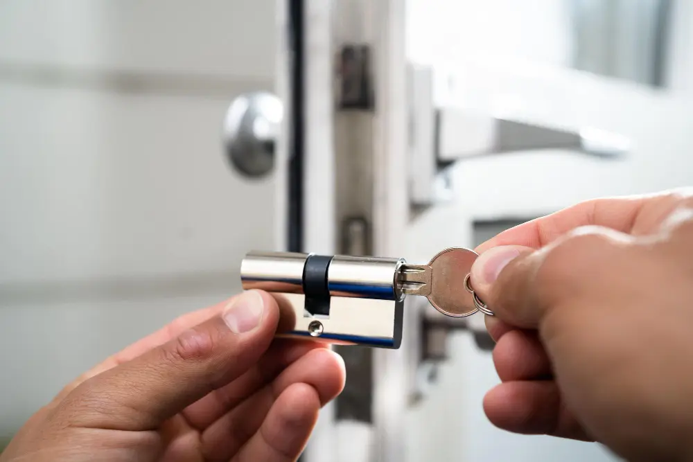 slotenmaker-goud-sleutel-in-slot-01